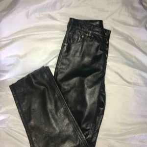  - Skinnbyxor i äkta skinn! Superfina och väldigt sköna att ha på sig. Hör av er om ni undrar något☺️ Köparen står för frakt:) 