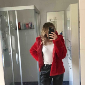 Fake päls jacka - Säljer min superfina jacka då jag har två väldigt lika. Skulle säga att den sitter som en oversized Small.Använd få gånger och är som ny. Nypris är 1000kr säljer för 400kr +frakt🥰