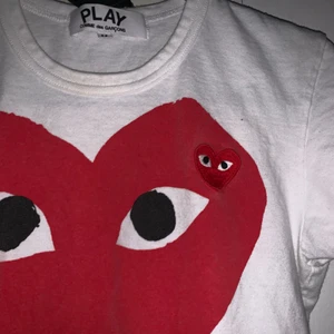  - Comme de garcon play t-shirt. Inköpt i London på Doverstreetmarket för ca 750kr. Sparsamt använd men däremot lite urtvättad i trycket/runt patchen då jag råkat tvätta den i 40 grader. Storlek M men snarare en xs (små i storlekarna) 🌸