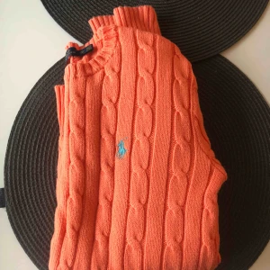  - Äkta Ralph Lauren stickad tröja. Använd nån gång kortare stund. Hel & i perfekt skick!  Kan mötas i Malmö eller frakta, men då står köparen för frakten 🌸