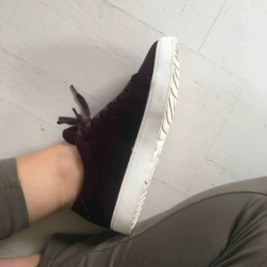  - Sneakers i sammet, storlek 40. Använda 1 gång. Vinröd jättefin färg!