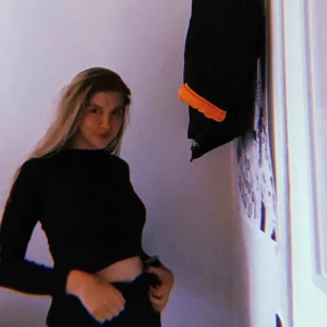  - välanvänd ribbad långärmad ganska kort tröja från monki. Jag bjuder på frakten!