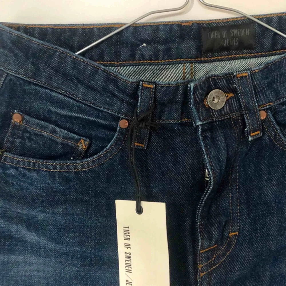 Mörkblåa, vida jeans från Tiger of Sweden. Aldrig använda med prislapp kvar, originalpris 1499:-   Strl: 27/30  . Jeans & Byxor.