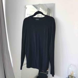 Superskönt tunt stickad tröja från Zara Man i storlek L. Perfekt som lite oversize boyfriend tröja nu på sommarkvällarna. Frakt ingår!