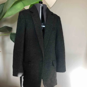  - Oanvänd kavaj i ullblandning från H&M! Den har muddar för att hålla kylan borta under vintern, men de kan vikas upp så syns d ej! Den är gjord i oversize-modell så passar d flesta, men det som står i är strl 36!