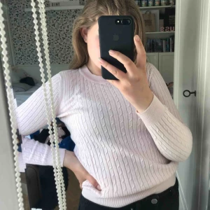  - Kabelstickad babyrosa långärmad tröja från Gina tricot. Knappt använd alls. Säljer därför att den inte används då jag har en snarlik. Köparen står för frakt. :)