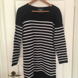  - Sjömansklänning från Holebrook. Stickad men ej så tjock. Använd vid två tillfällen. 150 kr eller högst budande och köparen står för frakt.