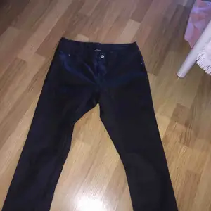 Jeans med typ läder material