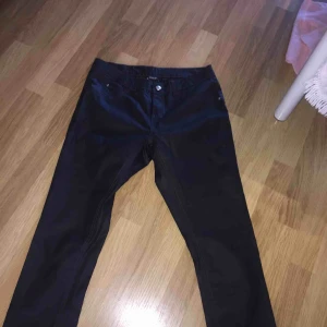  - Jeans med typ läder material