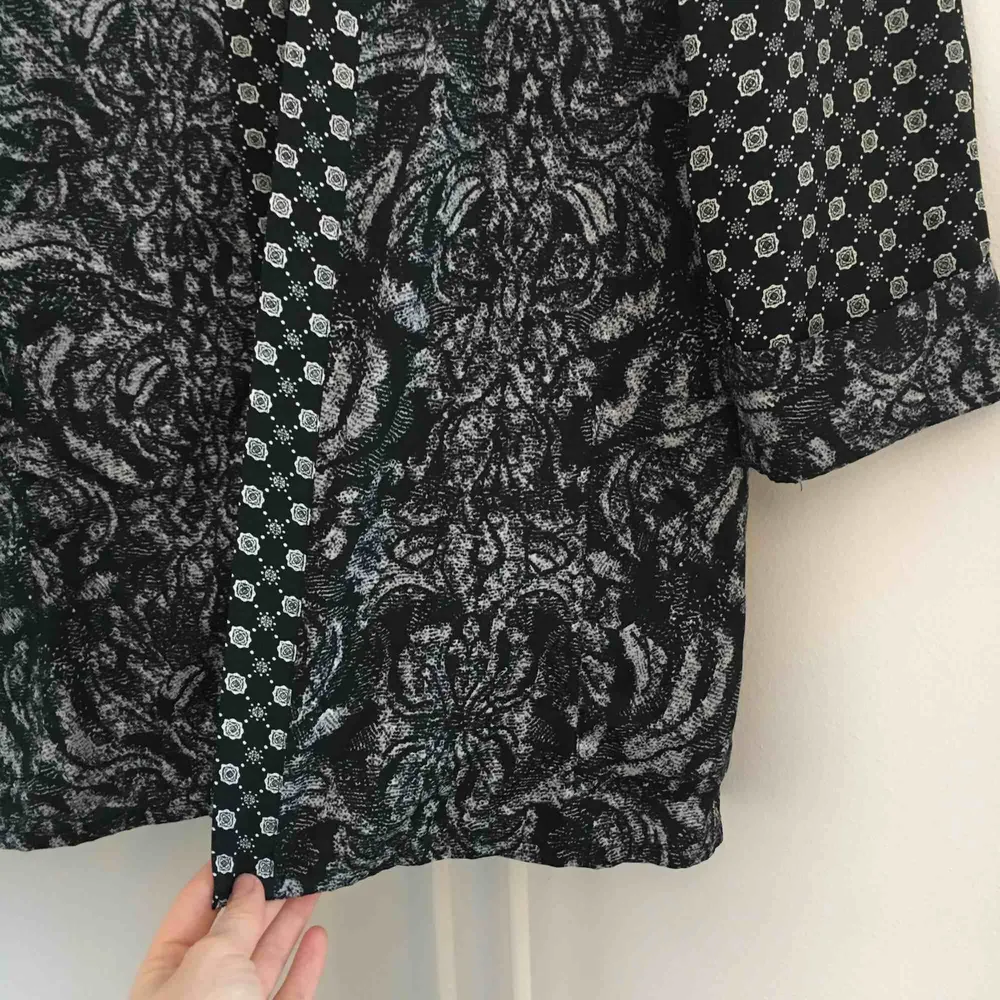 Längre oversized kimono med bohemiskt print i svartvitt. Aldrig använd. Fraktas med Postnord och köparen står för frakt 👗. Tröjor & Koftor.