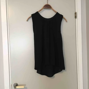  - Tunt sommarlinne. Inte genomskinligt. Knappt använt