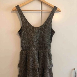  - Klänning köpt från h&m, använd bara en gång.  Tar emot swish 😊