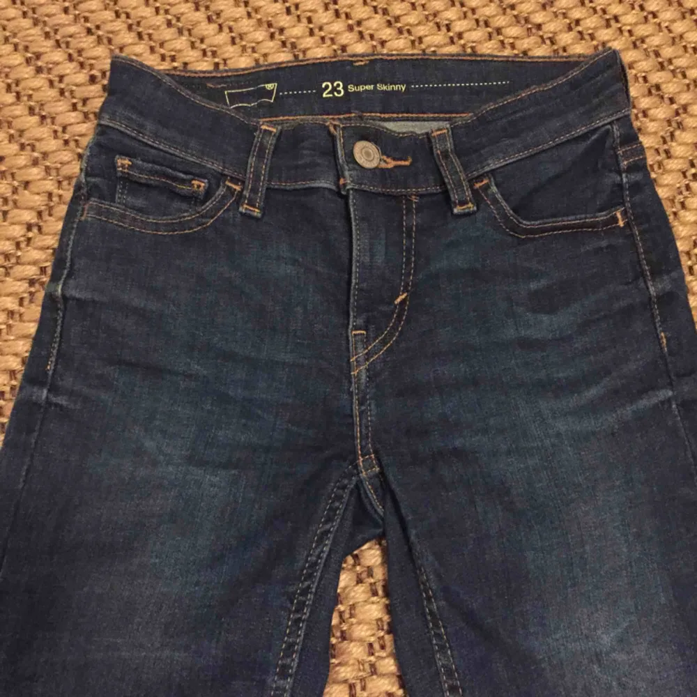 Jeans från Levis. Modellen super skinny och storlek 23. Delar på frakten.. Jeans & Byxor.