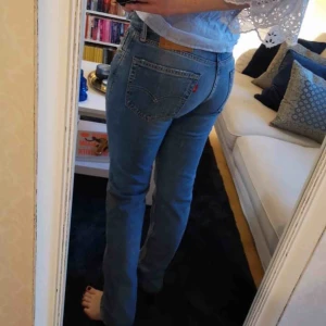  - Levi’s jeans i fint skick. Står strl 30 men är mer som 28/29. Jag på bilden är 165 cm. 📬 Frakt inräknat.