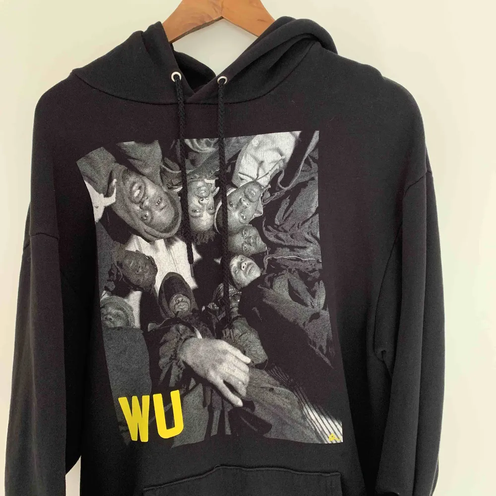 Bra kvalité och riktigt mysig. Oversized wu-tang hoodie från hiphop legends köpt på carlings för 800kr!. Hoodies.