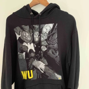  - Bra kvalité och riktigt mysig. Oversized wu-tang hoodie från hiphop legends köpt på carlings för 800kr!