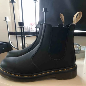  - Säljer ett par Dr Martens Chelsea boots som inte kommit till användning, endast vid ett tillfälle. De är så gott som nya. Nypris ca 1800:- Det är storlek 37 men passar 36/37.