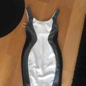  - Oanvänd klänning