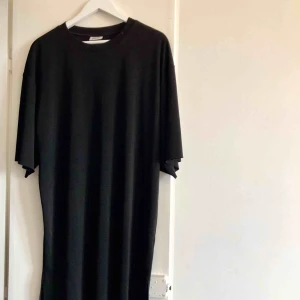  - Svart oversize klänning från Weekday, skön och luftig. 100% Polyester 