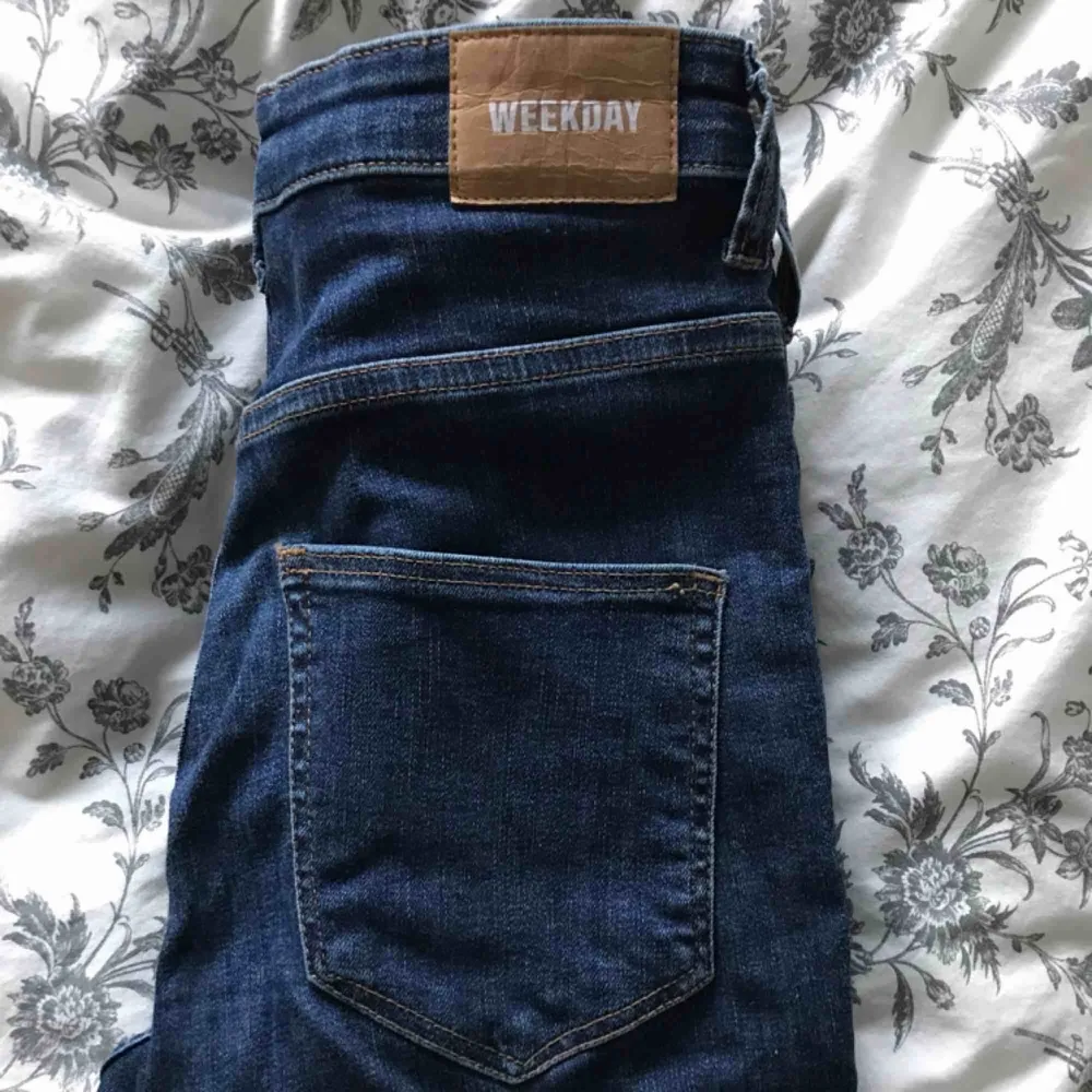 Helt oanvända jeans från Weekday i modellen Body High. Spontanköpte de här skitsnygga jeansen men insåg att jag redan har tillräckligt med jeans! Nypris 500kr, mitt pris, 400kr! Storlek 27 i midjan och 32 i längden, de är lite långa för mig som är 170! . Jeans & Byxor.