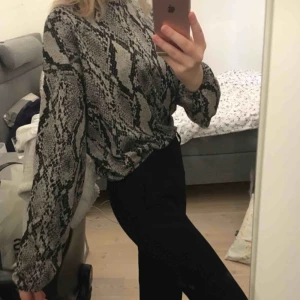  - Långärmad tröja från Zara, så fin verkligen! 🤙🏼💜 Helt oanvänd och har inte kommit till användning. 🥰⚡️