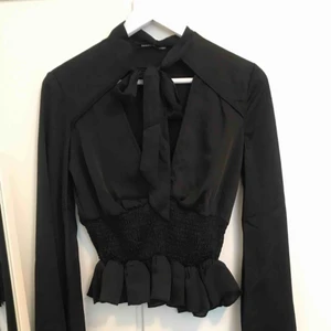  - En hel ny blus från boohoo i storlek 34. Aldrig använt. Den är lite för stor på mig, tycker den hade passat finare på någon annan. :) köpte den för 280kr men säljs för 250+ frakt :)