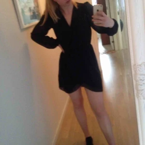  - Smickrande mörkblå omlottklänning! Genomskinligt material på ärmarna. Lyxig modell och i perfekt skick!🌟