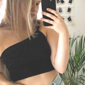  - Super fin topp att ha i sommar eller på en fest med lite smycken. Köparen betalar frakt på 55kr och tar endast swish. Kan mötas upp i Örebro på vardagarna också. 