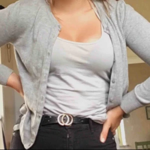  - Jätte söt grå kofta som passar bra till dom allra flesta outfits. Går att knäppa elr ha öppen, och riktigt skönt material som inte är stickigt alls💗💗
