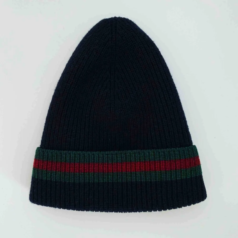 Authentic Gucci toque/hat. Signature red and green web detailing on black. Made of wool (70%) & Silk (30%).  Storlek: S . Accessoarer.