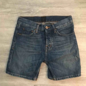  - Säljer ett par jeans-shorts från tiger i stl 27 som är i ett gott skicka. Minimalt använda och har endast legat i garderoben. hör av dig vid frågor. 