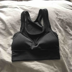  - Köpte som fest topp men kan nog användas som sport-bh också om man vill. Aldrig använd för stor för mig... FRAKT INGÅR!