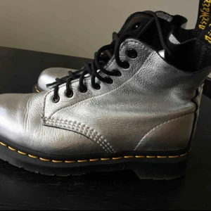  - Helt splitternya Metallic Silver Dr. Martens i storlek 40, endast provade utomhus en gång. Säljes pga oönskad gåva.  De ser lite bronsigare ut på fotona, men de är silver.  600:-, de går vanligtvis för runt 1100:-.