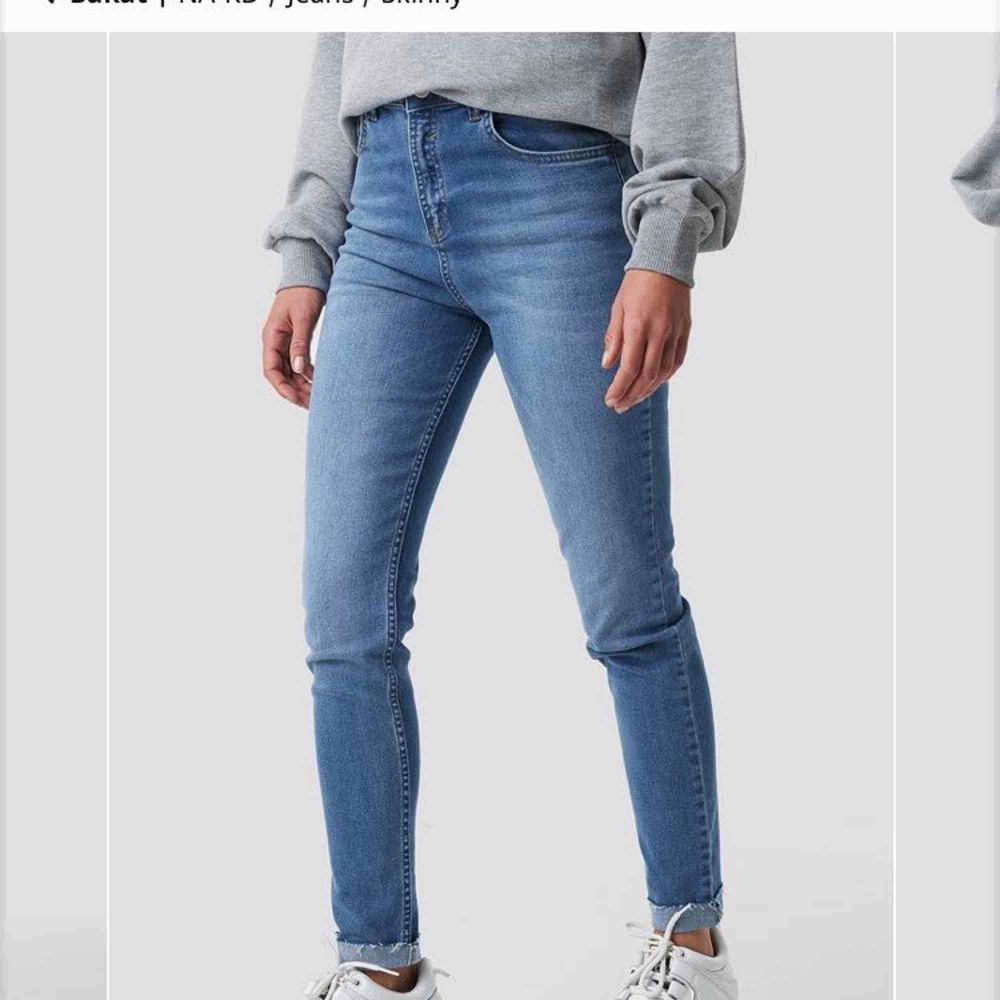 Fri frakt ✨ jeans från na-kd. Använda en gång. Högmidjade. Stretchiga så passar nog även en 38a💛. Jeans & Byxor.