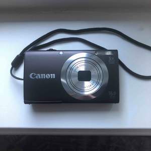En liten kompakt Canon kamera. 16 megapixel. Funkar perfekt och inga repor på skärmen. Ett 4 GB minneskort medföljer. Frakt 40kr+