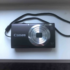  - En liten kompakt Canon kamera. 16 megapixel. Funkar perfekt och inga repor på skärmen. Ett 4 GB minneskort medföljer. Frakt 40kr+