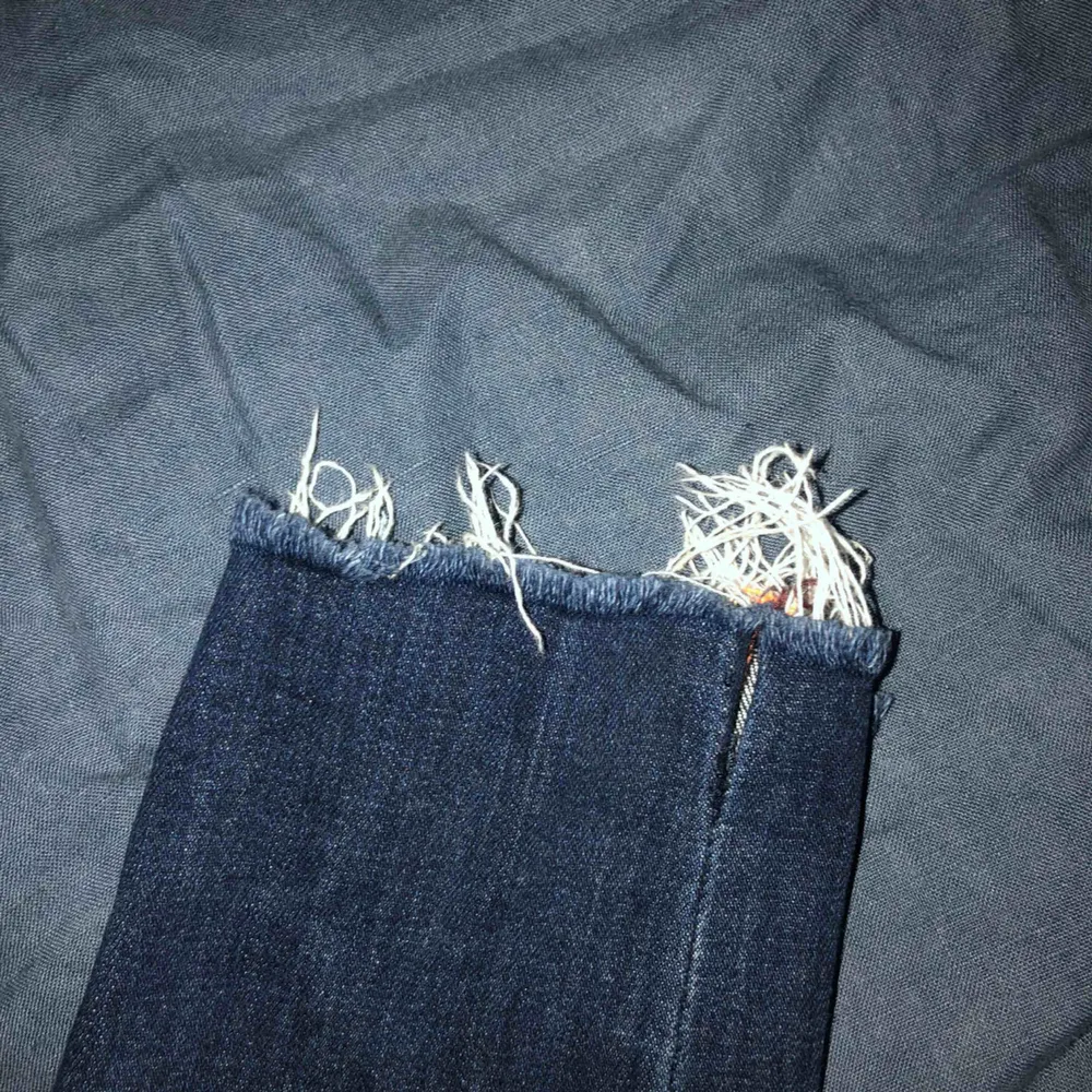 Säljer dessa super sköna lågmidjade jeans från Crocker då dem inte riktigt är min stil längre! Är 27 i midjan och från början 28 i längden men har klippt av dem pga lite kortare ben! (Är 162) 👖 Köparen står för frakten, frakt 59kr. Jeans & Byxor.