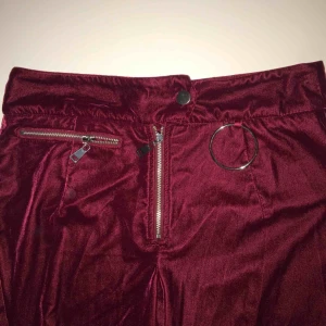  - Helt oanvända byxor från bikbok. Säljer eftersom de är för små :( <3