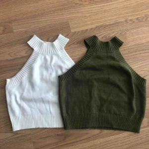  - Stickad topp. 30kr/st eller 50kr för båda! Kan mötas upp i Gbg, annars tillkommer frakt✨