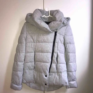  - Enormt varm och mysig grå jacka, tål inte regn dock. Köpt den på New Yorker, storlek XS men passar S. Köparen står för frakt, kan mötas upp i Lund/Malmö 