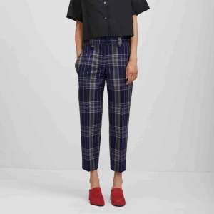  - Acne Studios Trea Tech Oanvänd Jag har den på höften och jag är storlek 38, väldigt liten i storlek, denna är 42