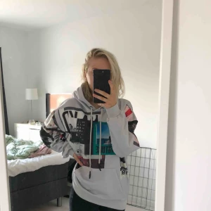  - Oversized hoodie från NAKD.  Använd en gång men insåg att den var lite för oversized för min smak.  Nypris: 349kr, mitt pris: 100kr + frakt