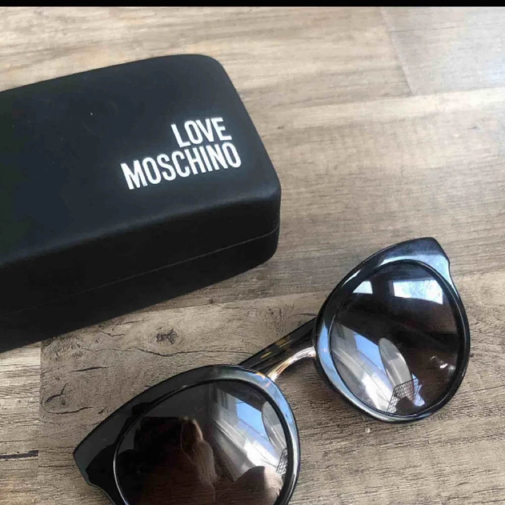 Äkta Moschino-solglasögon i jättebra skick 🌞 Fri frakt!. Accessoarer.