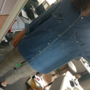  - Jeanskjorta i storlek M (herr) från Lee. 