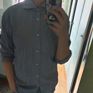  - Skjorta från kill-avdelningen med hårdare krage och armändar. Priset går att diskuteras och frakt är inte inkluderad.