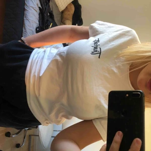  - En snygg t-shirt som endast är provad. Albumet ”välkommen till Mångatan” av Tjuvkat merch