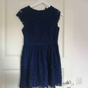  - Mörk blå spetsklänning i jätte bra skick !!