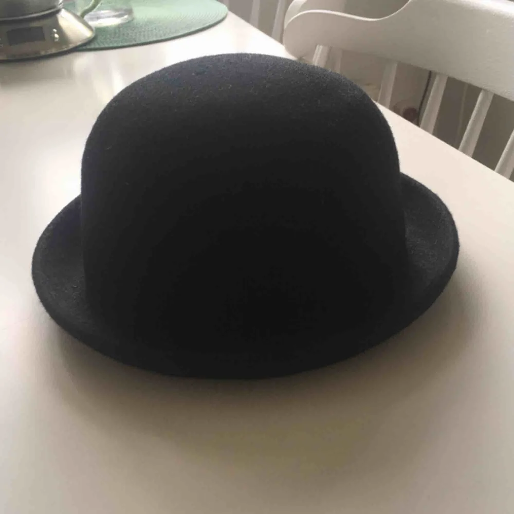 En fin hatt från Monki. Accessoarer.