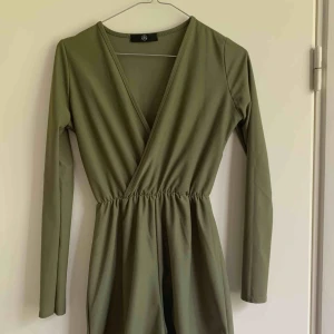  - Grön playsuit i storlek XS. Super fin till sommaren! Möts i Stockholm eller fraktas!