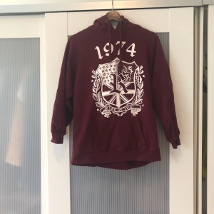 - Sjukt skön hoodie från Bikbok. Använd ett par gånger men fortfarande i fint skick.